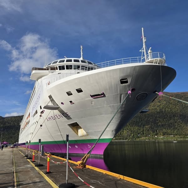 Ambience alongside a Norwegian quay with mountains behind