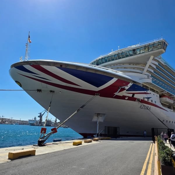 P&O Azura alongside the quay